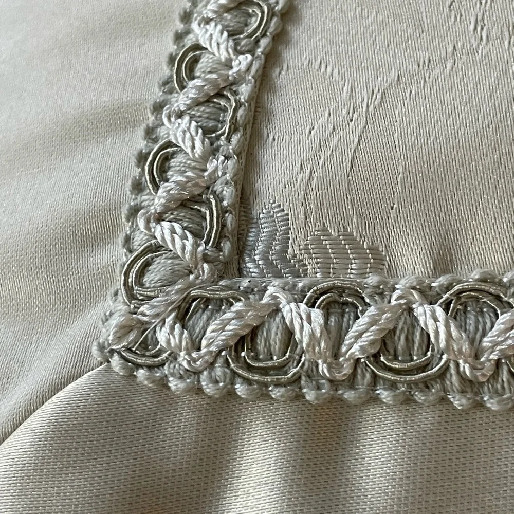 NEW WATERFORD LINENS ACCENT PILLOW 18x18 GOOSE FEATHER INSERT INCLUDED